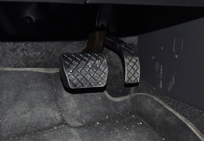 迈腾车型的油门踏板在起步时可能感觉较为沉重,一种可行的改进方案是