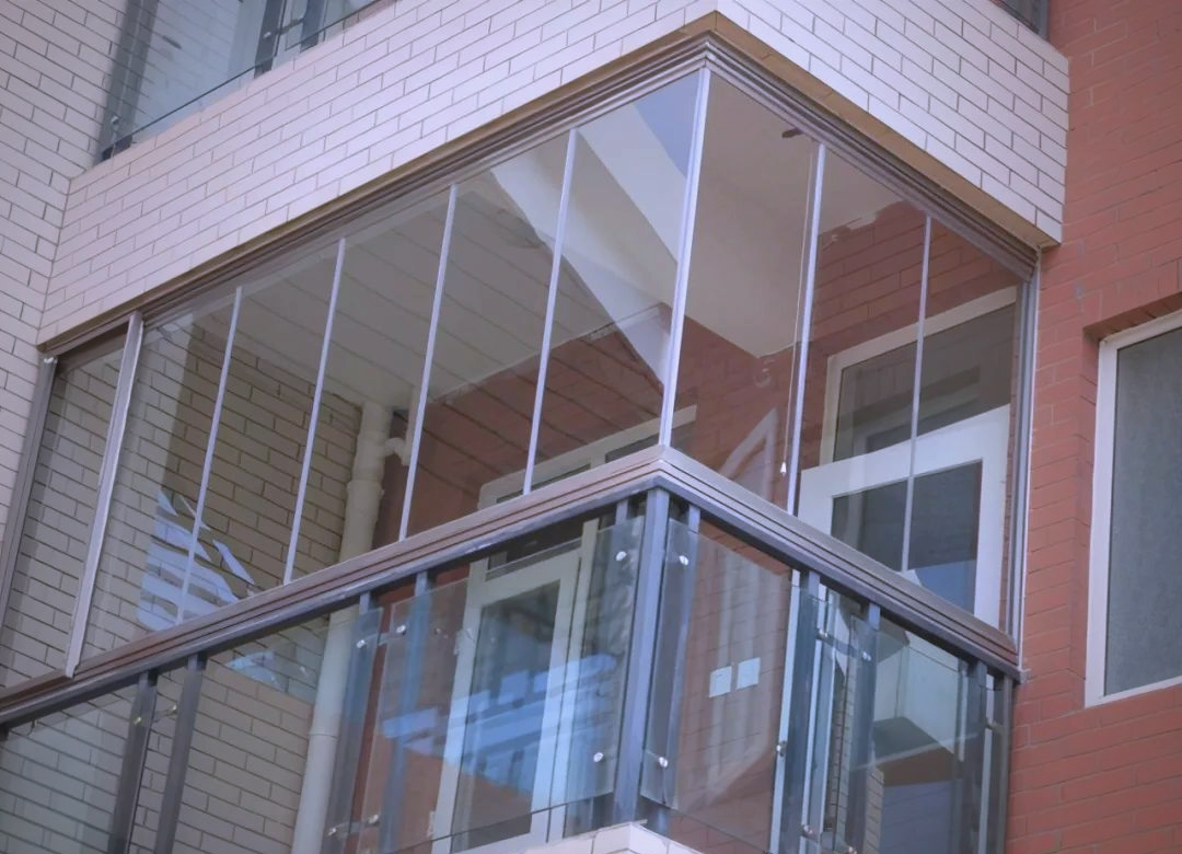 你家阳台封了吗?现在流行用无框玻璃,美观又安全