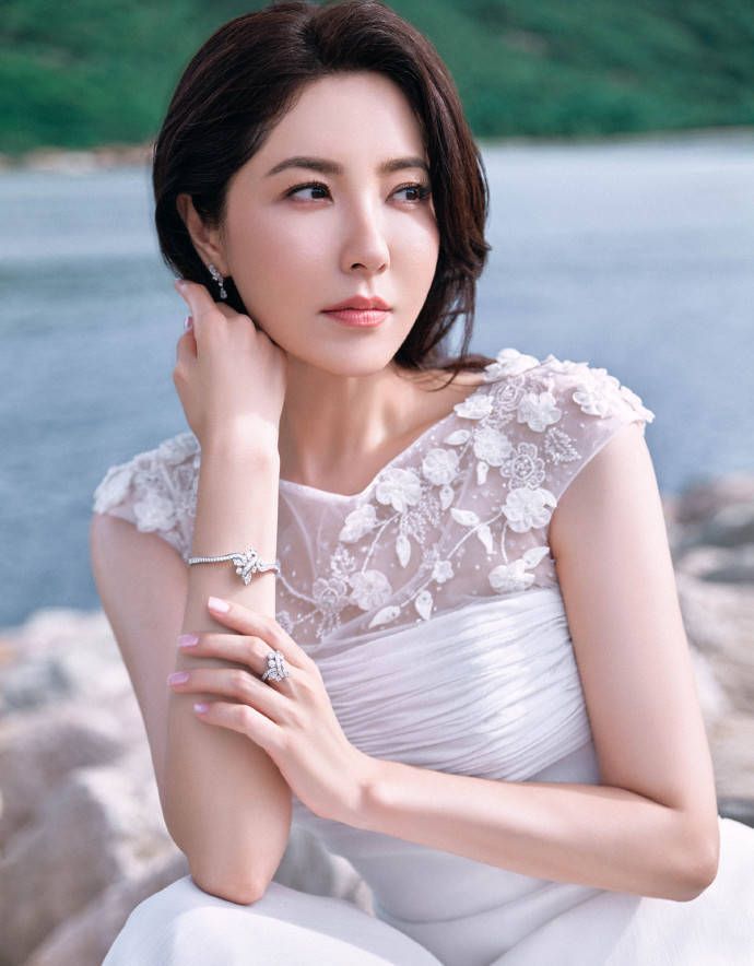 曾黎白色礼裙下的优雅魅力令人心驰神往