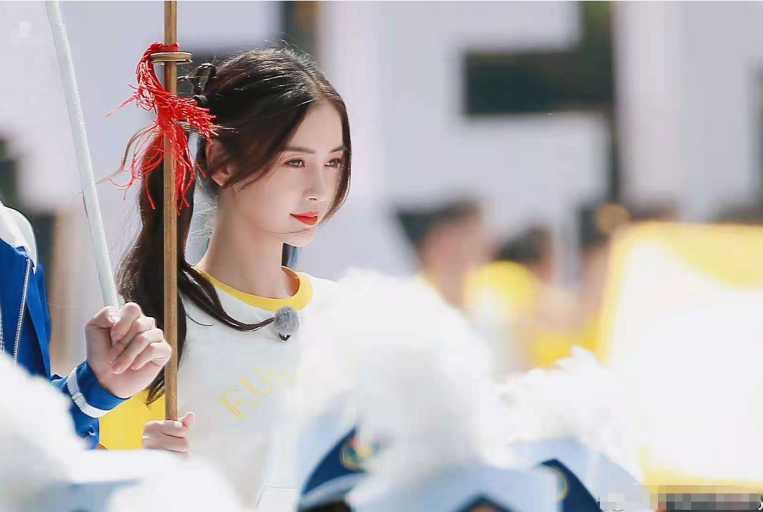 angelababy跑男上绑爱心双马尾,甜美得像高中生,网友:是32岁吗