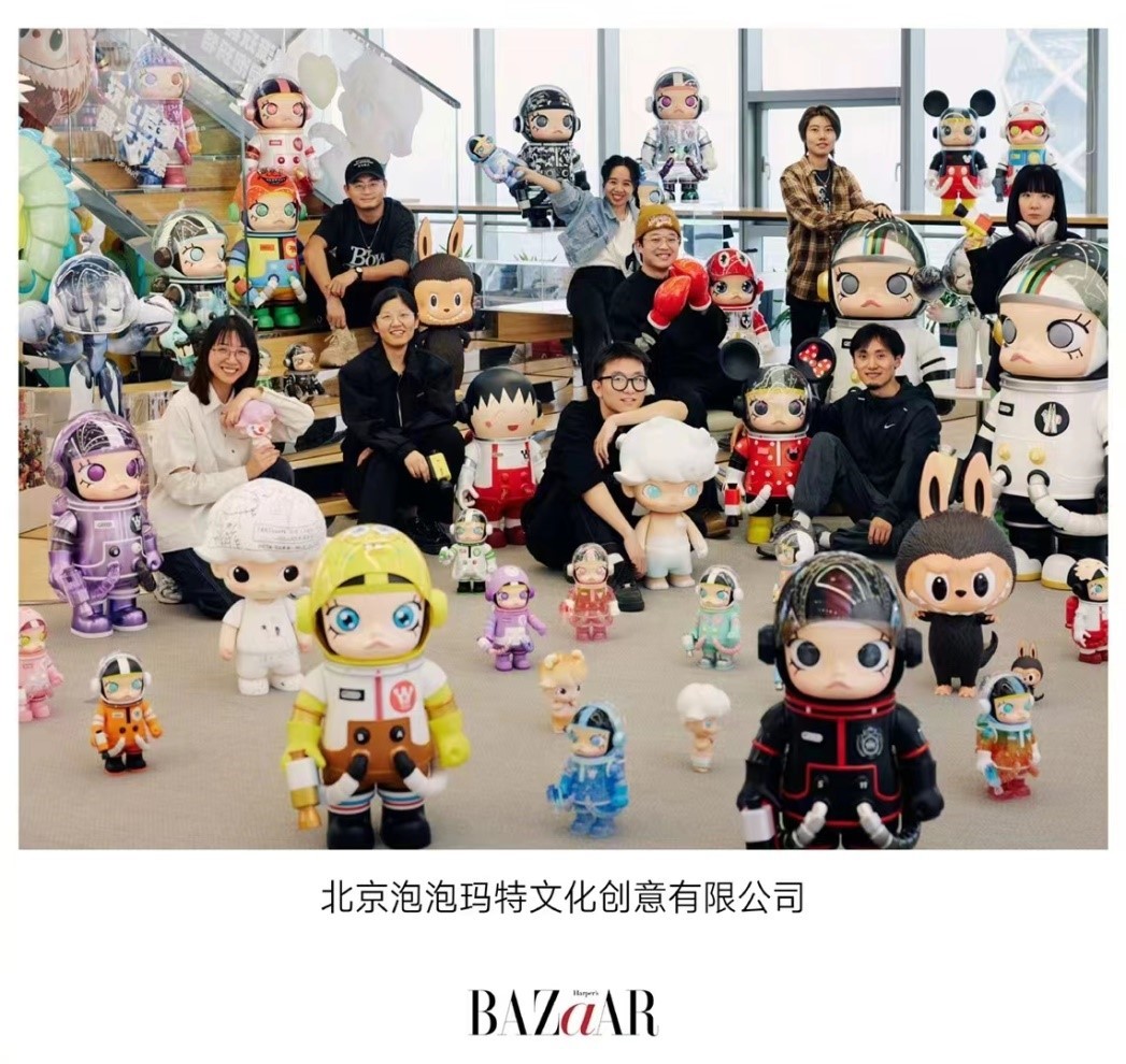 泡泡玛特设计师登时尚芭莎大片 诠释当代年轻人职业观