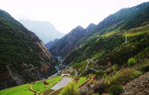 云南有一条死亡之坡,全长27公里下降1100米,10年毁了上千辆车