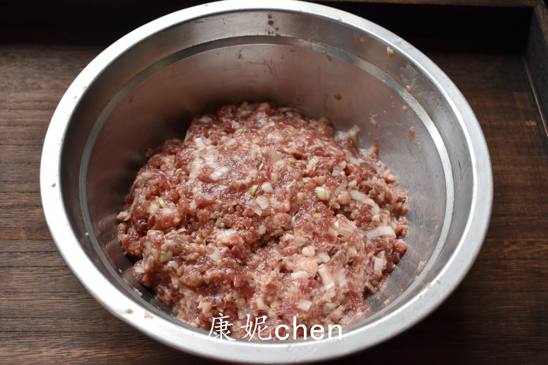 牛肉包子好吃營養多,但餡兒難調,這樣調餡兒不硬不柴,鮮嫩汁多