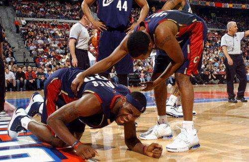 詹姆斯半空推人和詹姆斯半空被推各是什么情况?对比太残暴