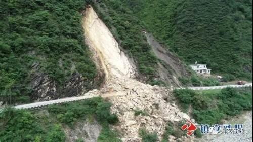 镇安冷水河至青铜关路段山体滑坡,道路损毁,交通中断