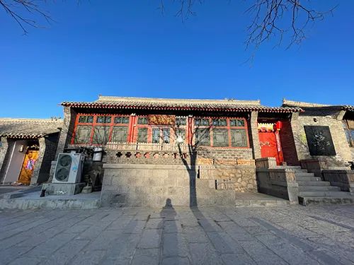 交通便利,门口可以免费停车从市区自驾一小时左右即可到达民宿位于