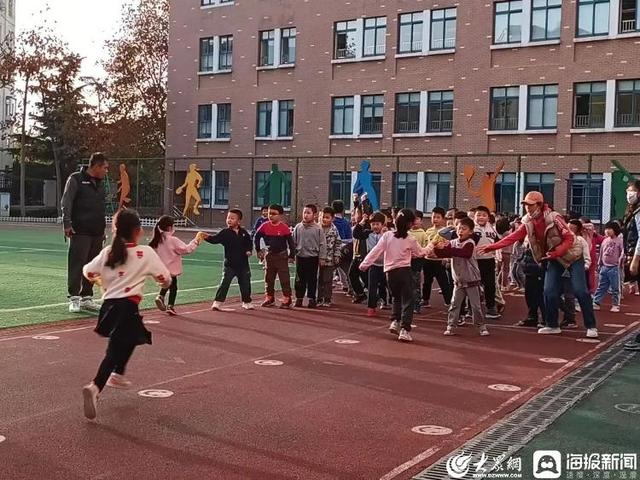 凝心聚力 传递勇气 青岛基隆路小学举办一年级迎面接力比赛