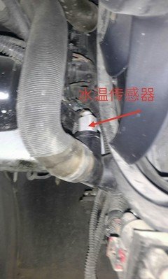 七代高尔夫的水温传感器在发动机什么位置