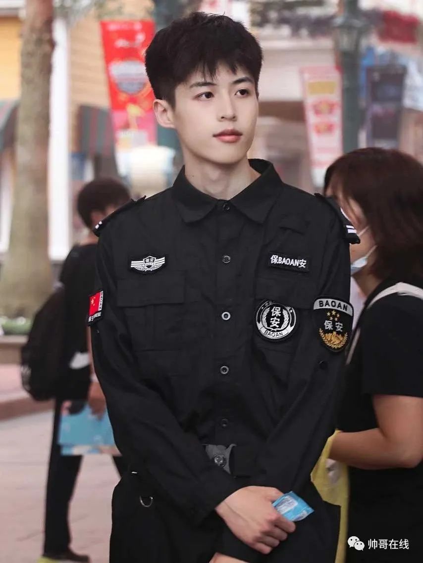 欢乐谷帅气保安小哥走红,这又是谁的青春?