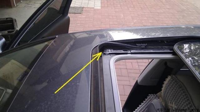 沃尔沃天窗排水孔出口在哪?