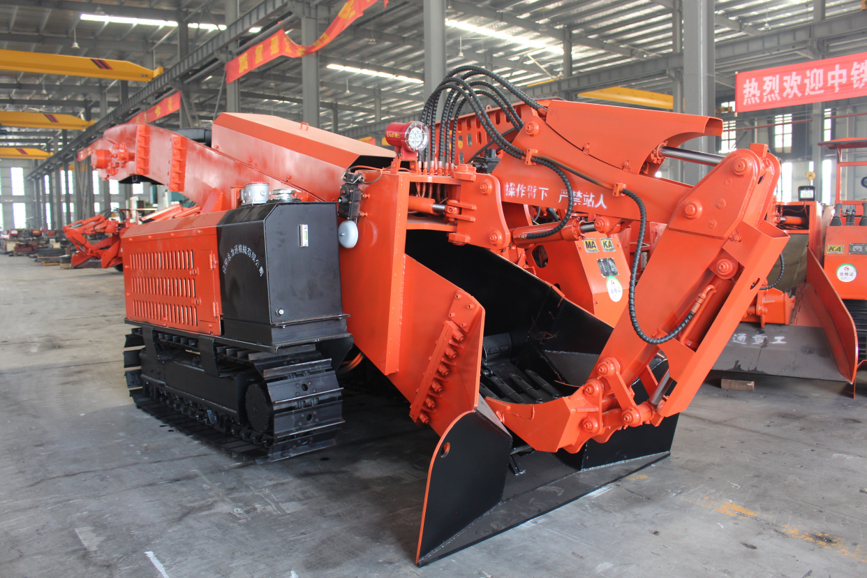 履带扒渣机是一种重型工程机械,履带底盘是其重要配件之一