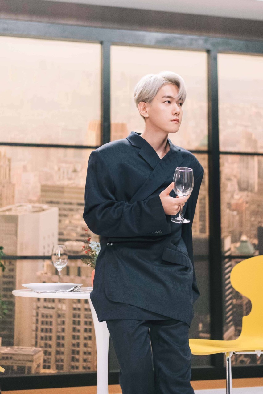 伯贤《getyoualone》mv花絮图part.2公开,百变造型继续俘获你的心!