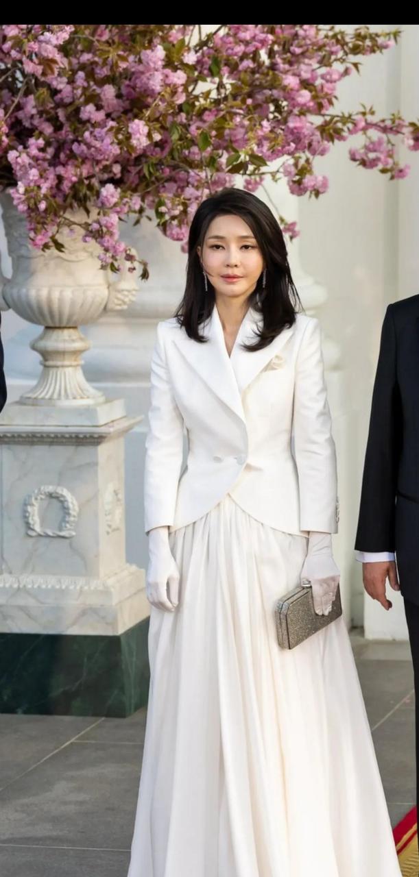 这么说女性有点不礼貌,但谁让她是韩国总统夫人,公众人物呢?
