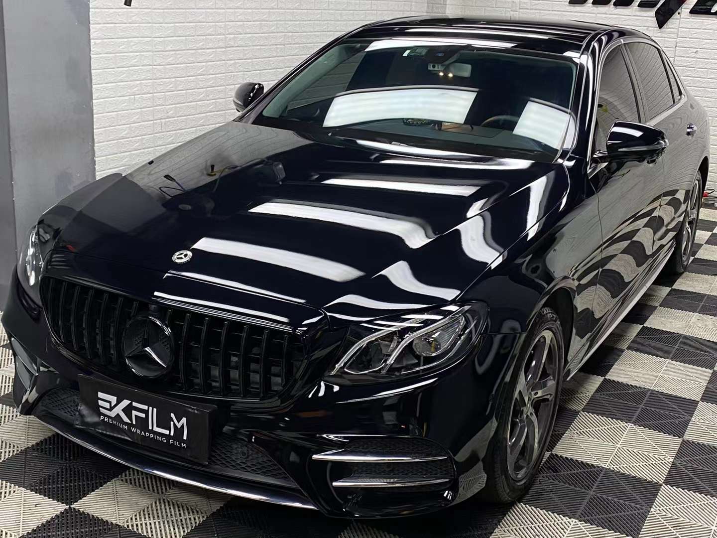 奔驰e级全车黑化!贴膜ekfilm-ek改色膜pet 超级亮黑