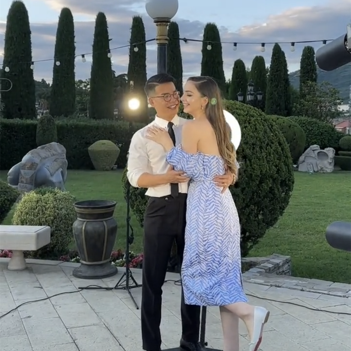 网红凯诺梦露夫妇官宣怀二胎,甜蜜亲吻孕肚,巨大钻戒超吸睛