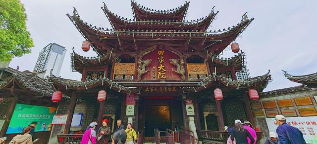 旅游纪行:张家界城中见900余年老院子,一张床价值千万