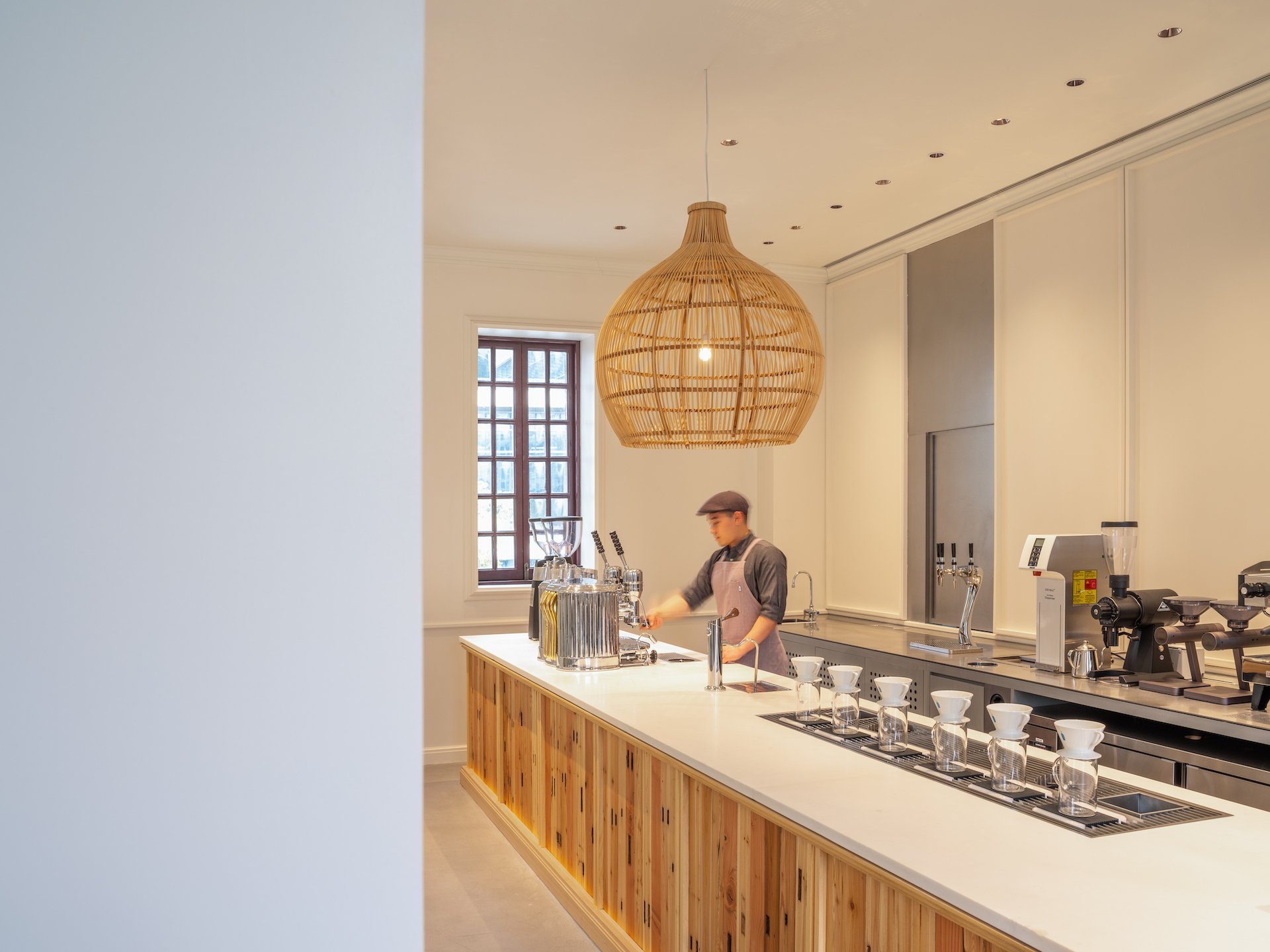 faema意式浓缩咖啡机与回收旧框和窗框制作的吧台.