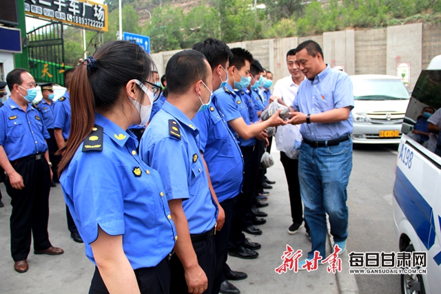 兰州市城关区环卫局开展"万粽一心 筑牢战斗堡垒"主题党日活动