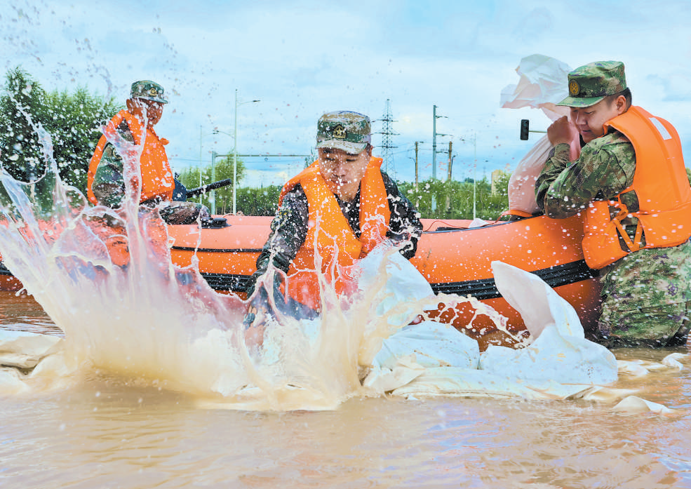 风雨更映党旗红——解放军和武警部队积极支援地方抗洪抢险救灾纪实之