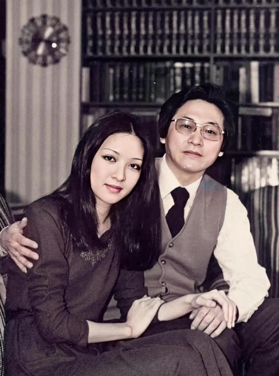 1980年,李敖和胡因梦刚刚结婚.照片中的两人脸上都洋溢着幸福的笑容.