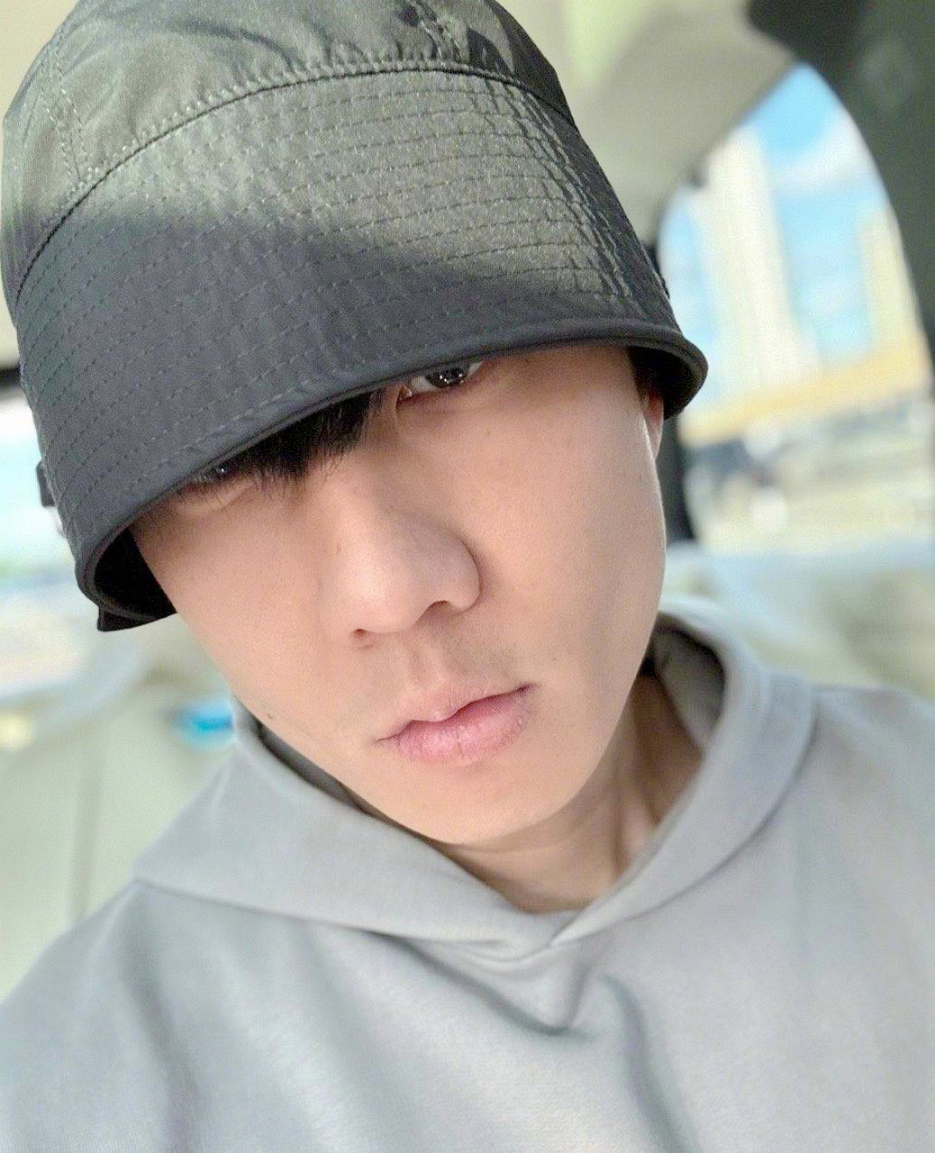 jj和林俊杰晒出自拍,无p图,无滤镜,真实的自我表达.