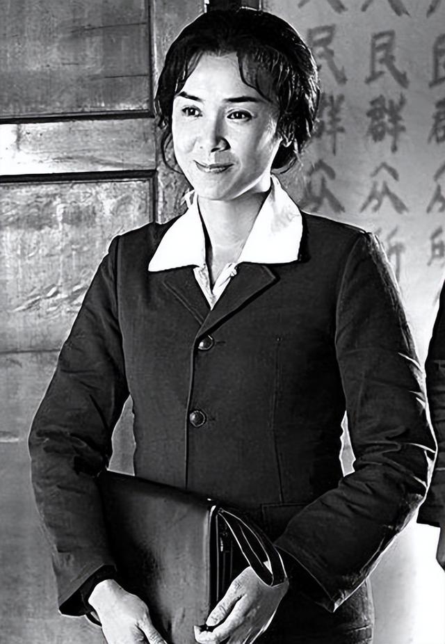 《娘要嫁人》齐之芳:被骂20年的恋爱脑,实则是女性觉醒的孤勇者