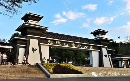 龙潭山坐落在松花江边,山势挺拔雄伟,巍峨壮观.