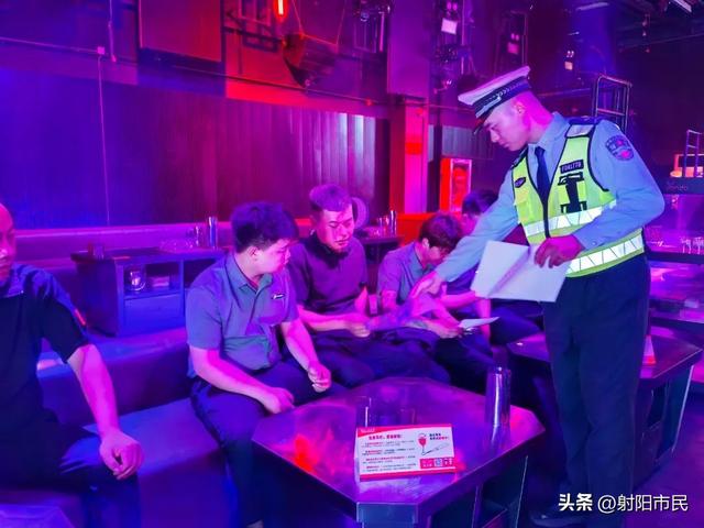 江苏省盐城市滨海公安交警走进酒吧