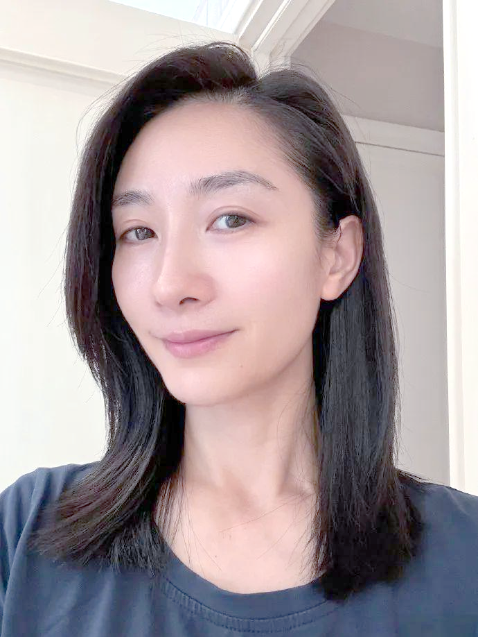 演员陶昕然分享素颜照,40岁肌肤依旧出众