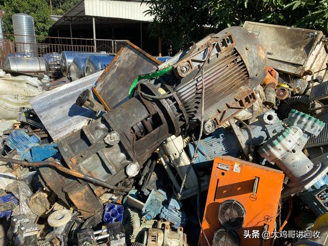这批废旧电机有大有小,大的拆解起来麻烦,看自己估价