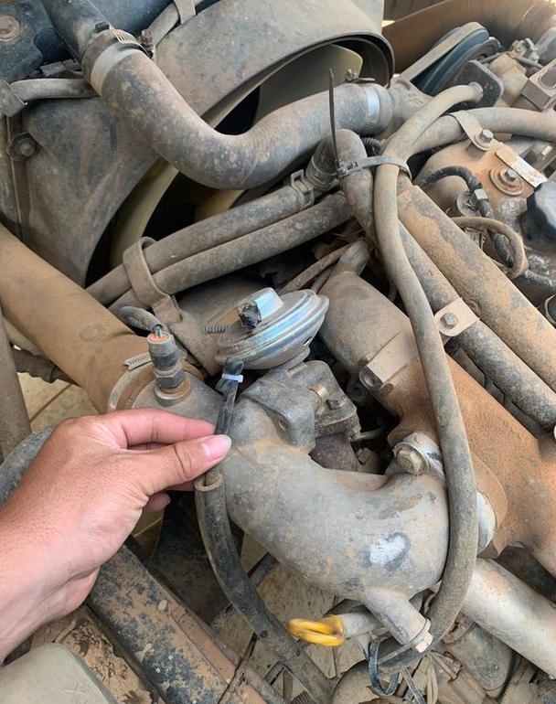 泄压阀在关闭状态下保证进气管内拥有足够的进气压力,当需要泄压时