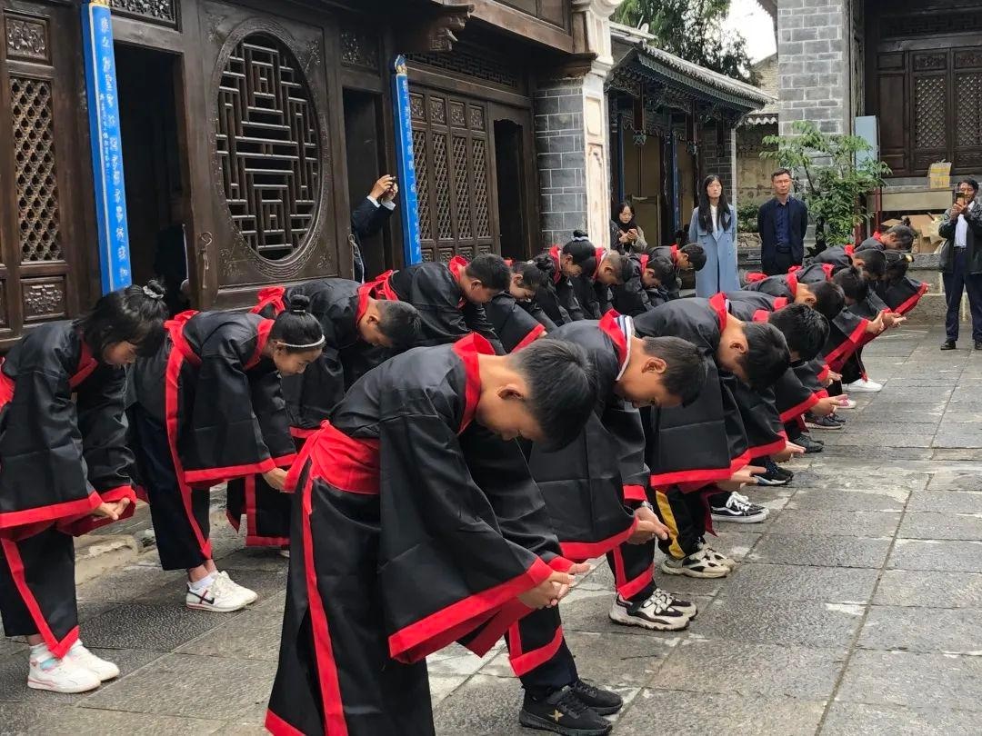 着汉服 行古礼 凤羽镇这样过教师节