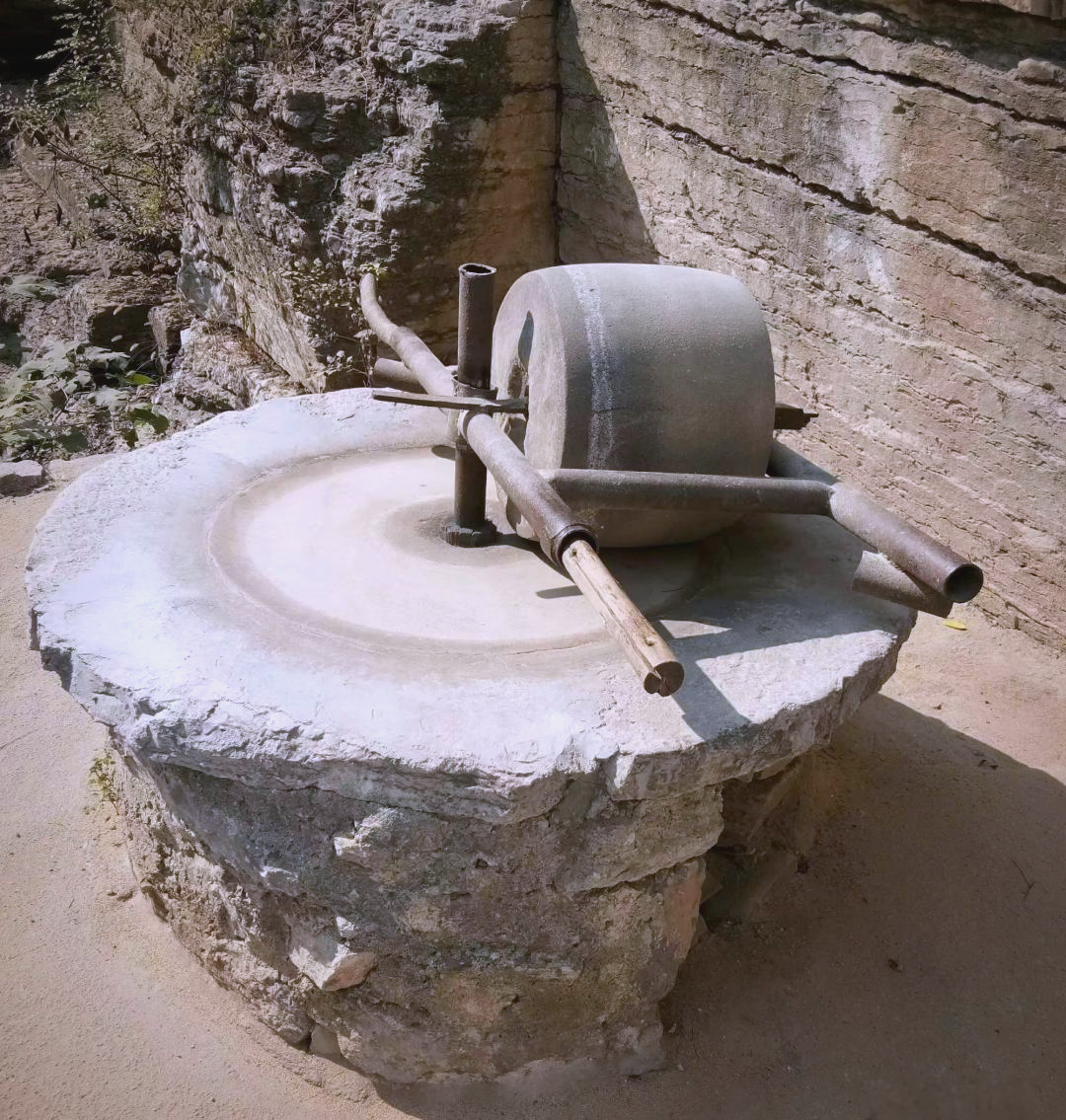 石碾盘:故乡记忆与生命时光的双重交响曲