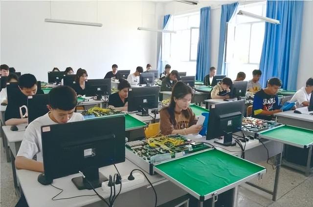新疆科技学院校园风光图片