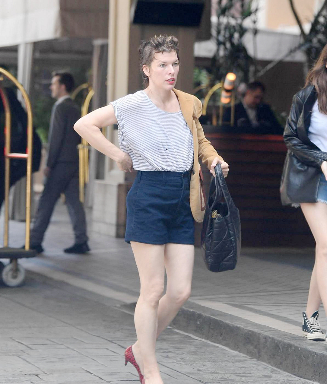 米拉·乔沃维奇街拍,条纹t恤搭配牛仔裤,整套穿搭看起来超级舒服自然!