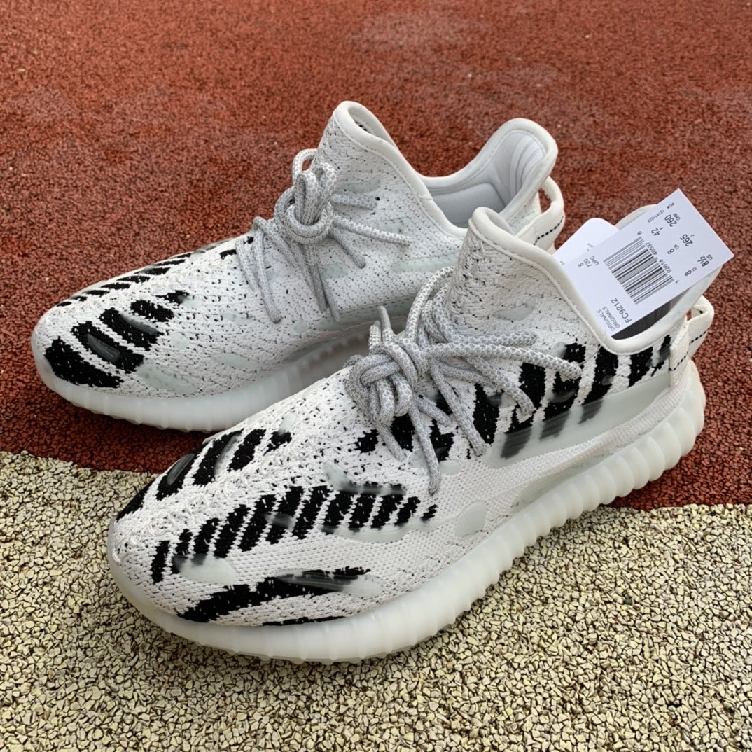 还是原来的配方,熟悉的脚感!yeezy 350v3新白斑马开箱测评!