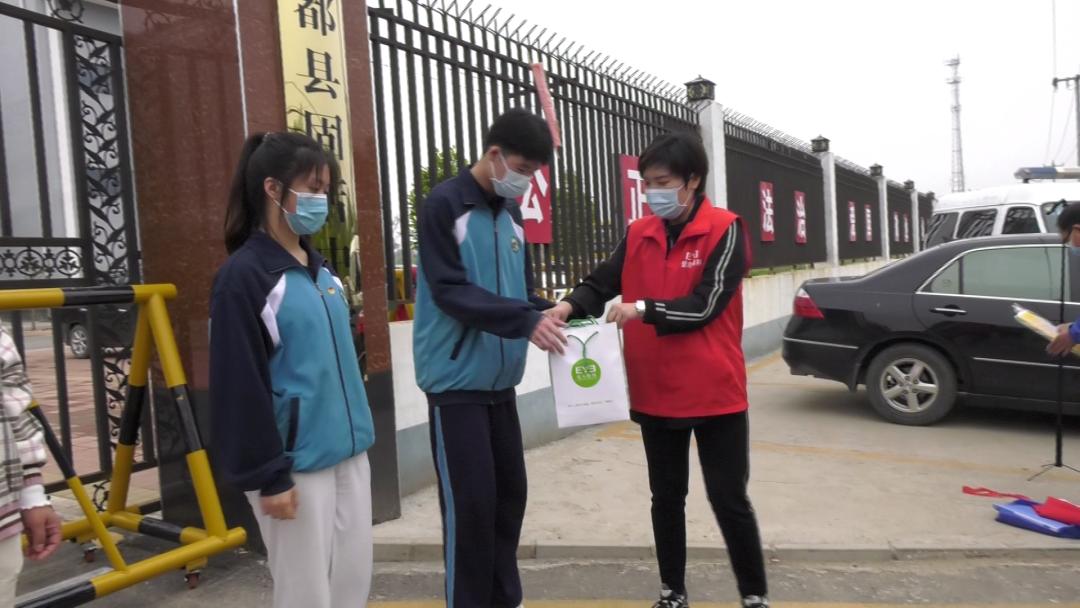 望都县团县委携手保定爱心企业开展助力高考公益活动
