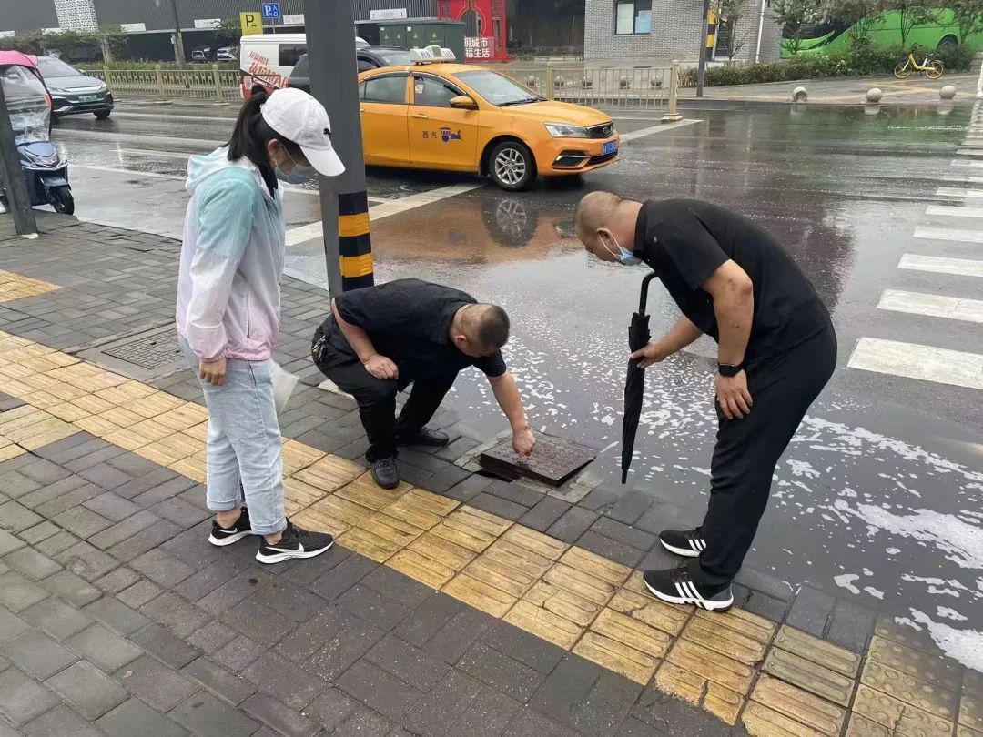 防汛常规物资中主要包含麻袋吸水膨胀袋,无纺布吸水膨胀袋,防汛沙袋,防汛吨袋,防汛编织袋,雨衣,雨靴,雨伞,彩条布,工兵铲,十字镐,八磅锤,应急救生包等。