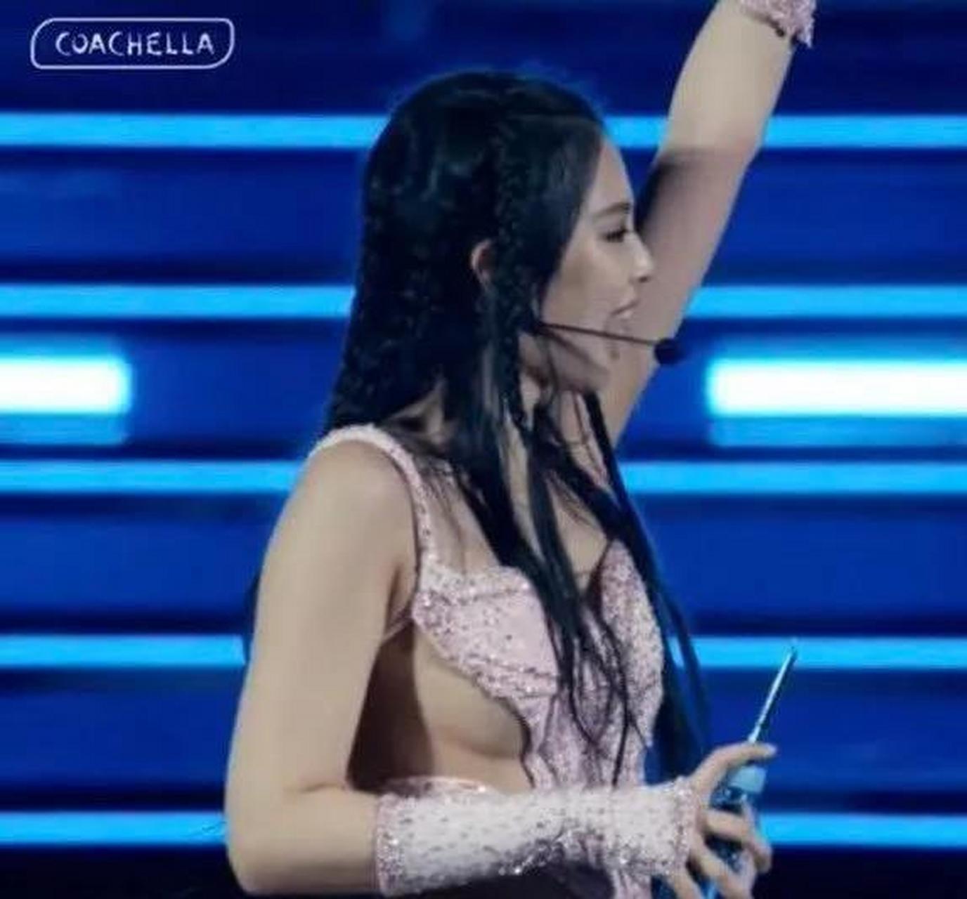 jennie演唱会服装也太辣了! 这个胸部轮廓也太美了吧!