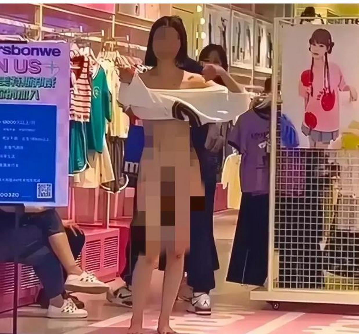 一女子脱光衣服,赤身裸体的穿梭在人群中,仿佛出入无人之境,画面令人