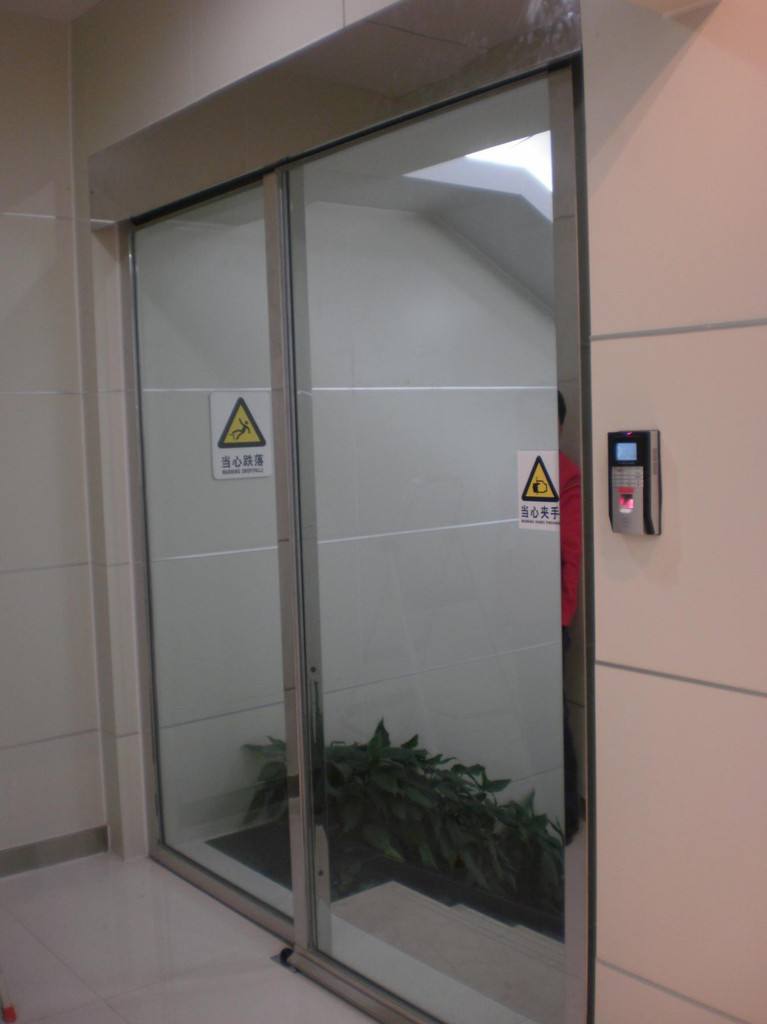 北辰区安装玻璃门图文解析