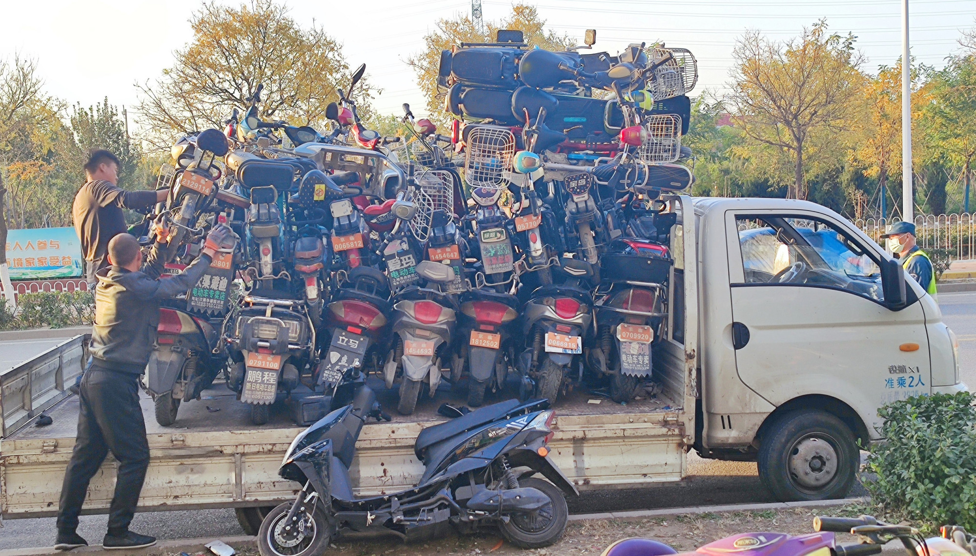 明天新政实施,今天挂着"京临"牌的电动车被拉走报废