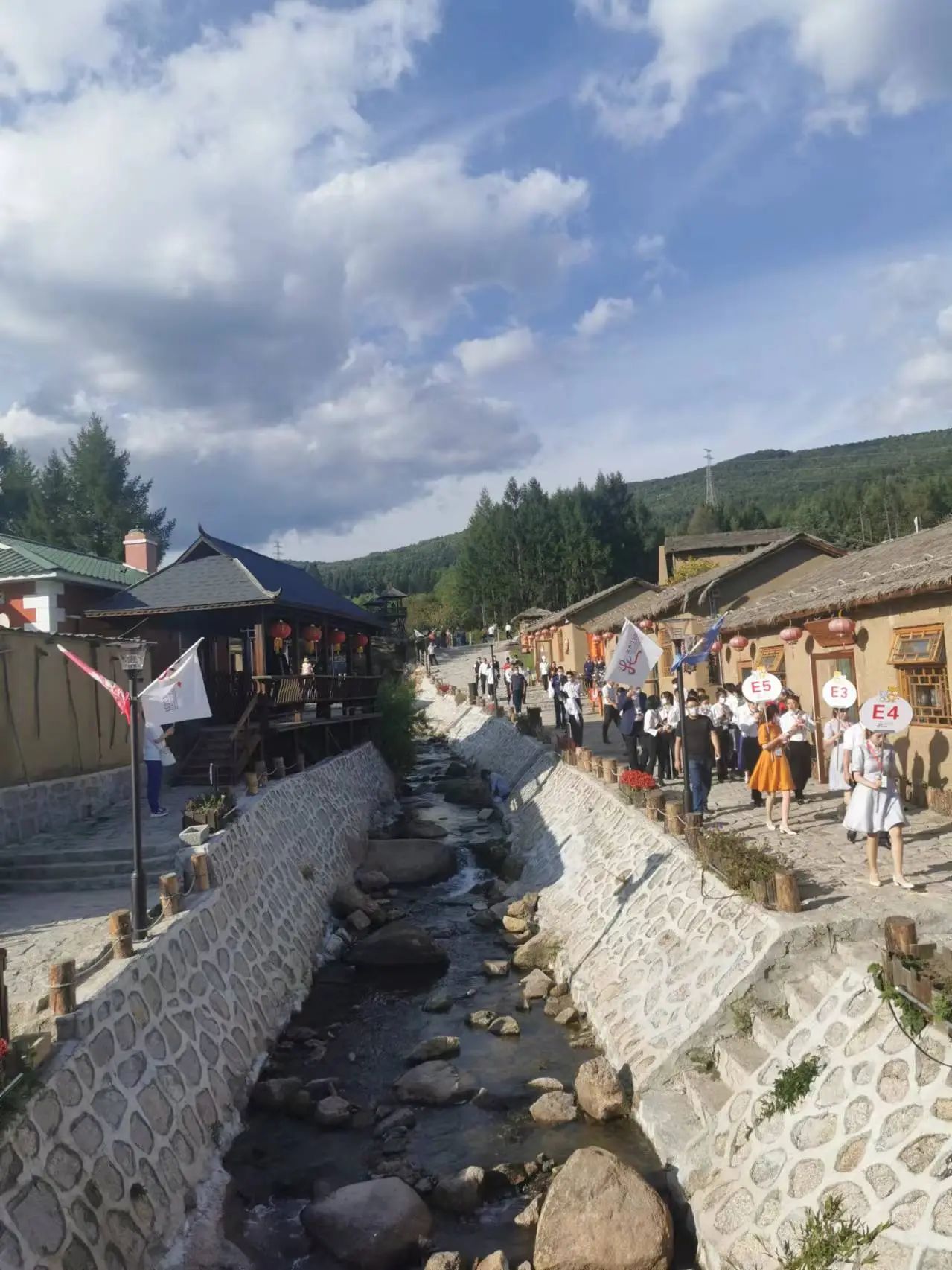 黑龙江省海林市七里地村:"托红衬绿展白"兴村富民