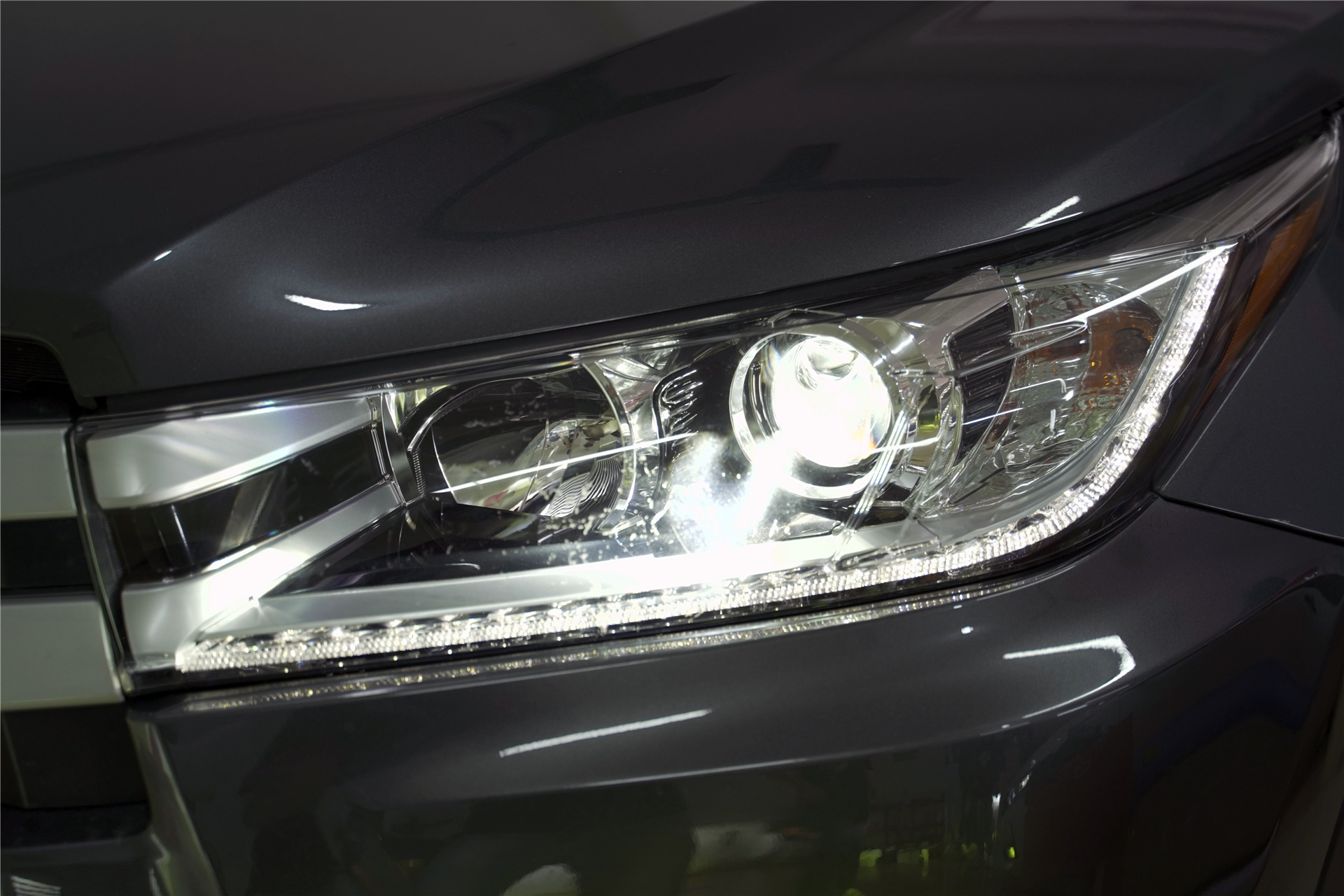 汽车大灯的高低如何调整呢