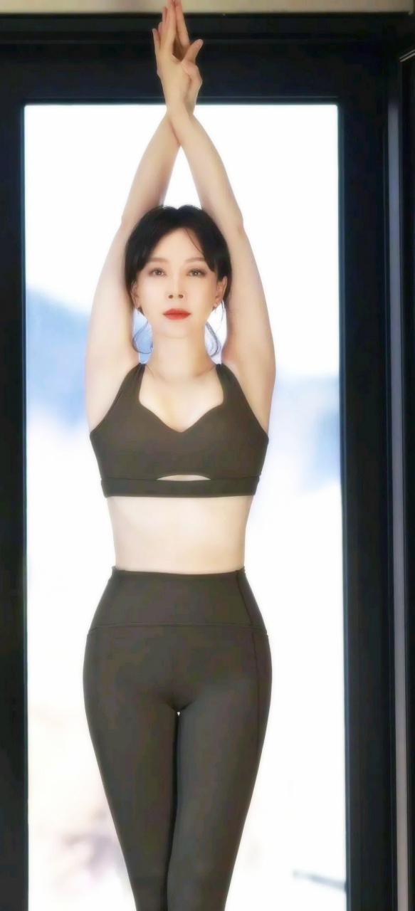 陈数紧身运动背心显身材,锁骨女人味十足,性感迷人.