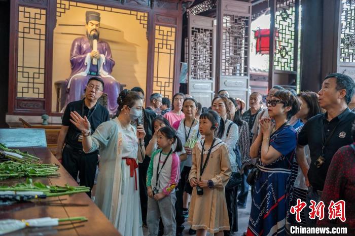 四川眉山:"五一"假期三苏祠博物馆游人如织