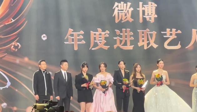 the9赵小棠微博之夜"偷拍"老板:出姜滨微笑图