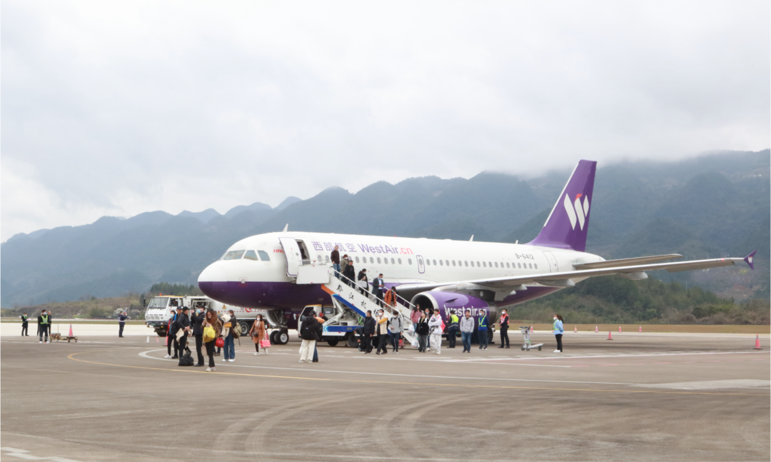 重庆黔江机场开通首条高高原航线 3小时飞抵拉萨