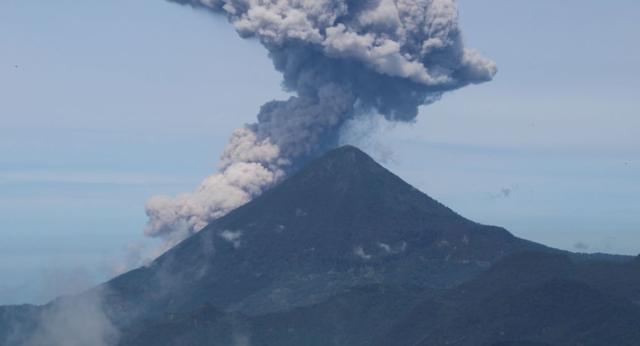 危地马拉帕卡亚火山进入高度活跃期