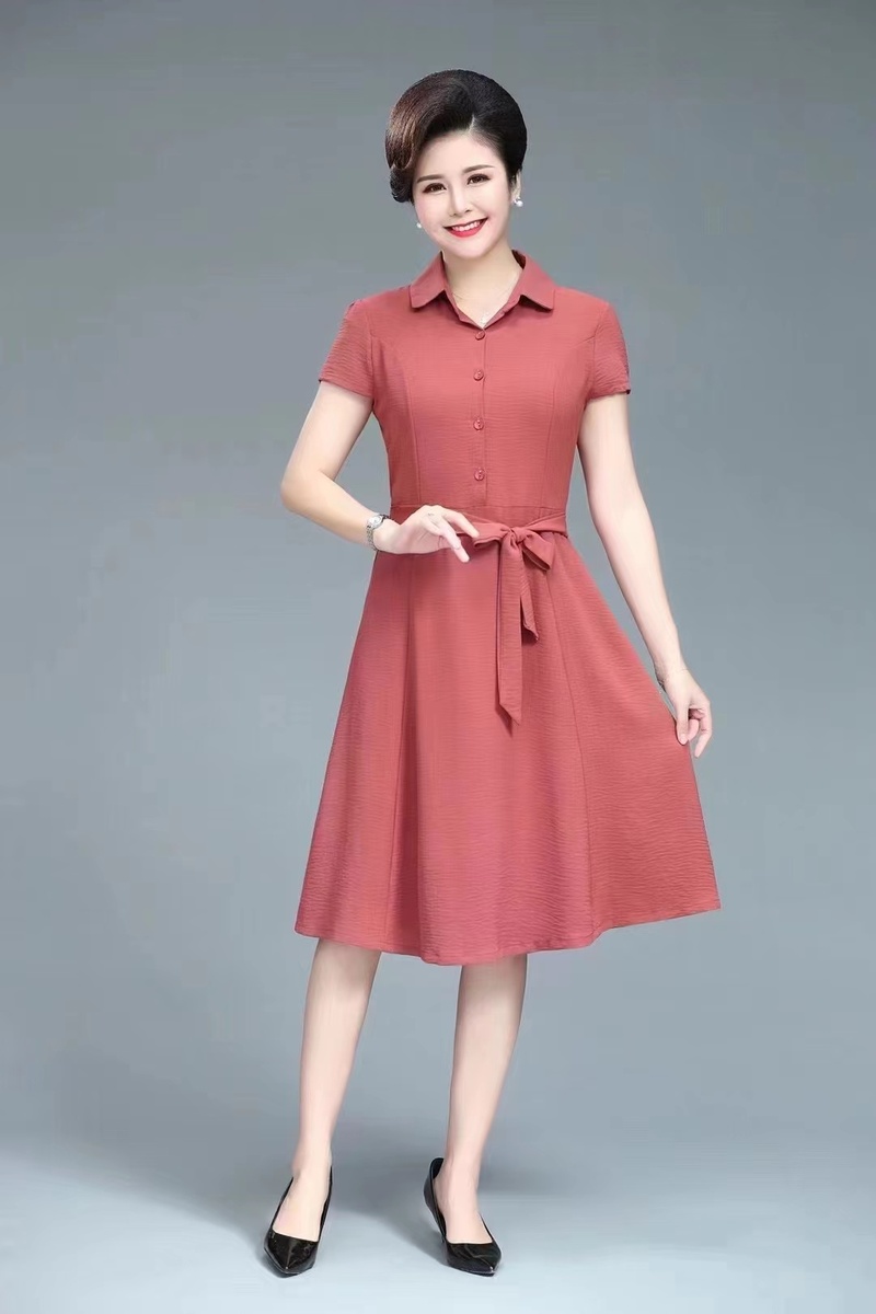 换个赛道做中老年服装模特,"90后"小姐姐成了妈妈们最爱的时尚阿姨